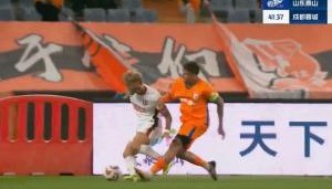 泰山半场三人染黄！克雷桑拼抢时踩中莱切特脚踝，被主裁出示黄牌